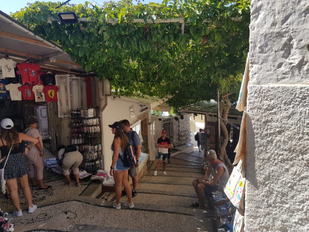 turyści na zakupach w Lindos